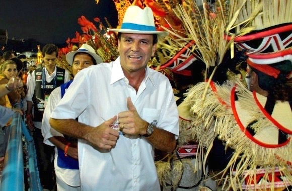 Eduardo Paes cai no samba